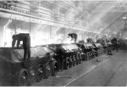 Конвейерная сборка танков, 1942 г.